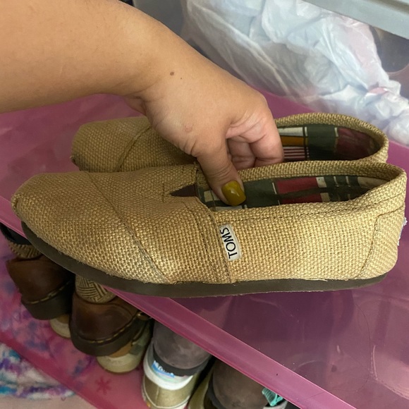 Toms - Picture 1 of 5
